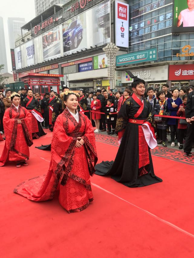 新人国庆首日冒雪结婚(新人国庆首日冒雪结婚好吗)